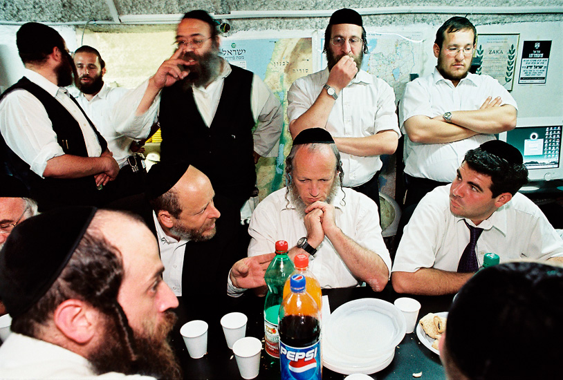 Yehuda Meshi-Zahav , founder of ZAKA at a debriefing session after the Hebrew University bombing.